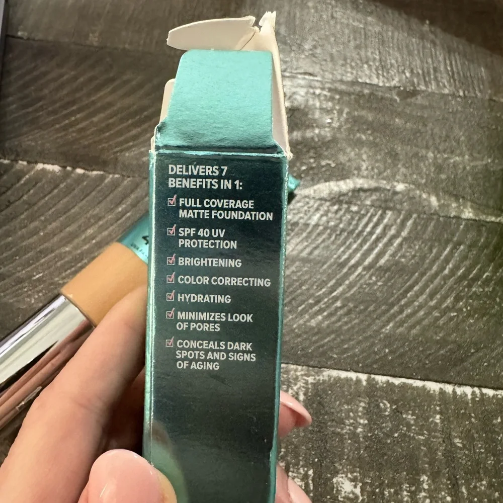 IT Cosmetics CC+ Cream Oil-Free Matte SPF 40 - Shade Medium - Picture 2 of 2